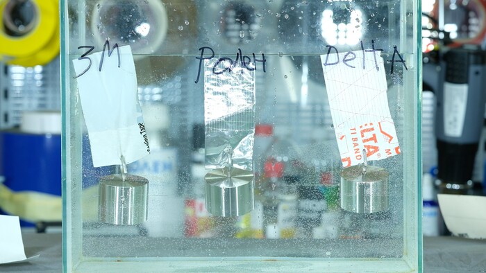 Отрываются с приблизительно одинаковым усилием