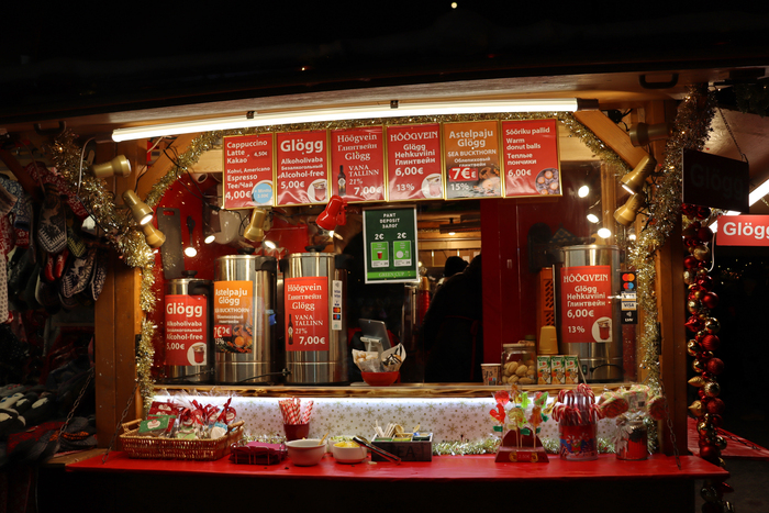 Глинтвейн по сравнению с прошлым годом подорожал. Тогда был 4-5 евро стаканчик, в этом году 6-7 евро (5 евро безалкогольный). За такие деньги я 700 мл бутылку куплю и дома напьюсь досыта ;))