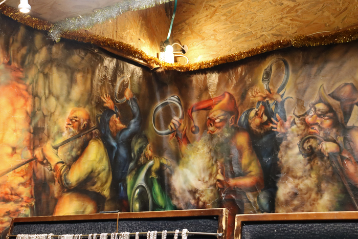 Оформление лавки, в которой продавались серебряные украшения. У меня серебра полные шкатулки, носить некуда, так что стараюсь на товар не смотреть, противу соблазна.