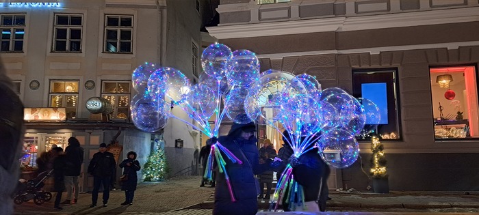 Эти шары я в первый раз увидела на Майорке в 2016 году. Негры продавали. Теперь вот и до нас шарики долетели. Я бы себе купила, да муж засмеёт ;)