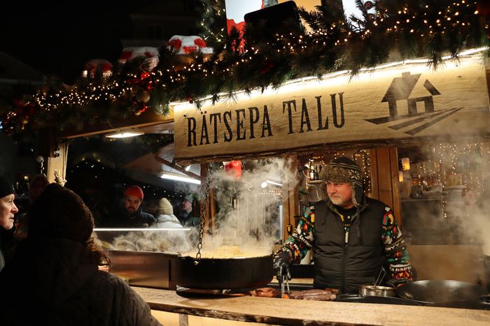 А здесь колбаски разные и традиционный мульги-капсад, без него никак. Хорошо, что я сразу после обеда на прогулку вышла. Лавка в переводе на русский называется "Хутор Портного". Портной -- это фамилия такая. Эстонская.