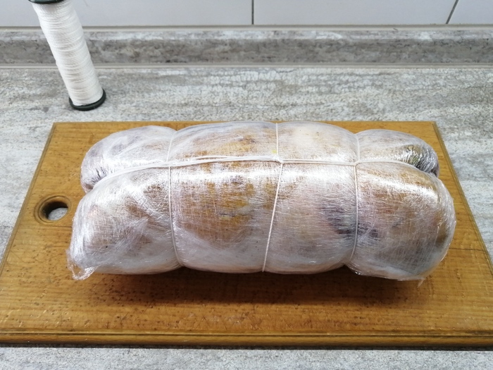 Рулет в пищевой пленке.