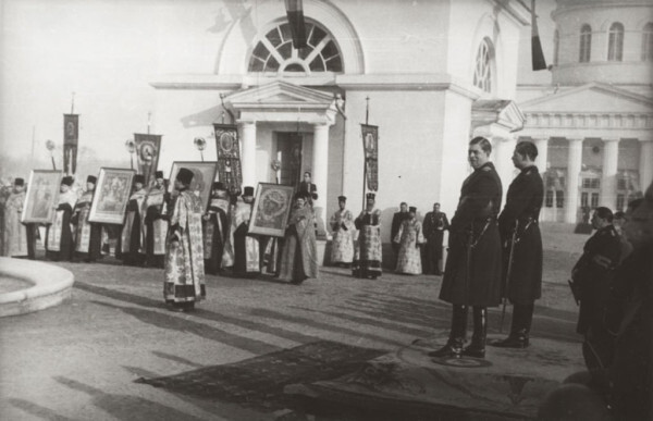 Король Кароль II и Принц Михай у кафедрального собора в Кишиневе. Январь 1940 г.