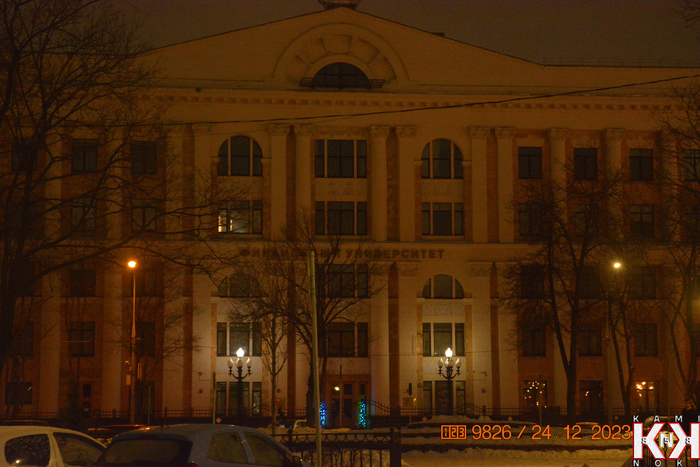 Там, где она учится, кстати)