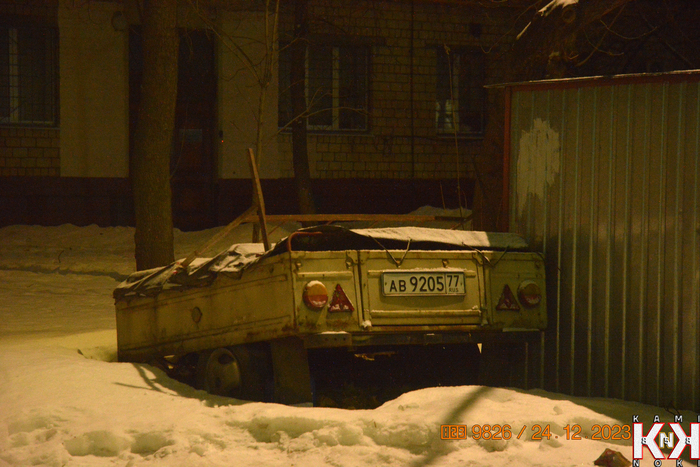 Брошенный прицеп со старым номером, ещё без флага