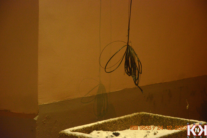 Свисающие провода с интересной тенью...