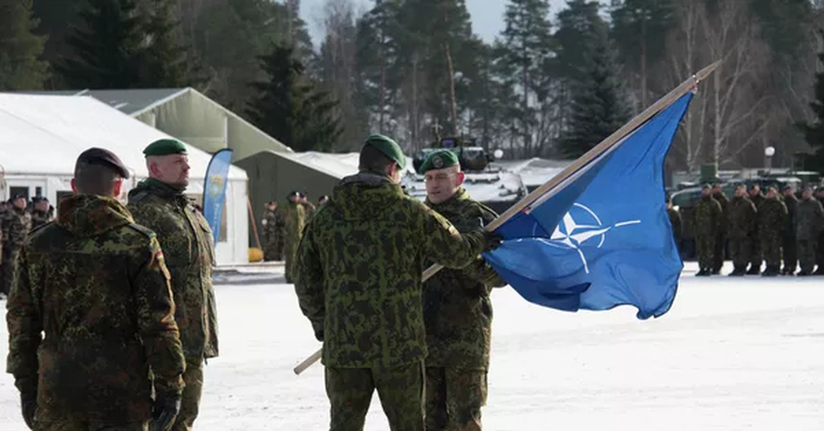 300 тысяч солдат нато в польше. Военные НАТО С флагом. Литва сейчас военные НАТО. Казарма НАТО. Флаг НАТО армия.