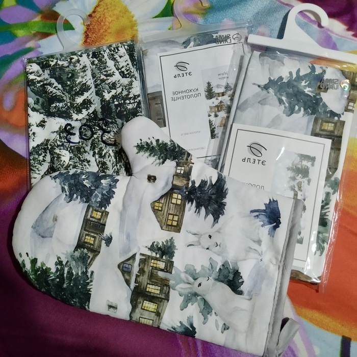 Невероятно красивый набор для кухни! Он будет ждать, когда я сделаю там ремонт и тогда всю эту красоту размещу)