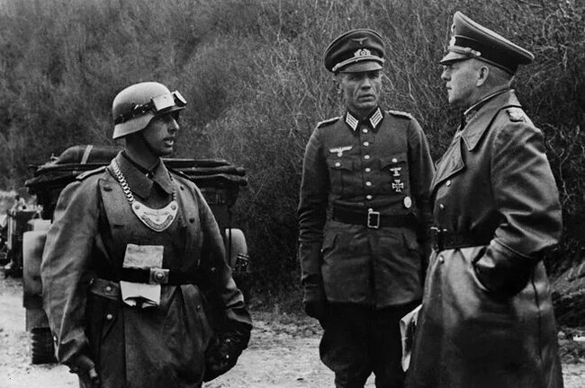 Командующий 1-й танковой армией (крайний справа) генерал-полковник Э. фон Клейст.