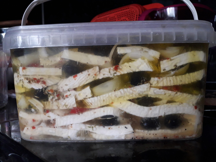 Оливки, лимон, лук, розмарин и смесь перцев.