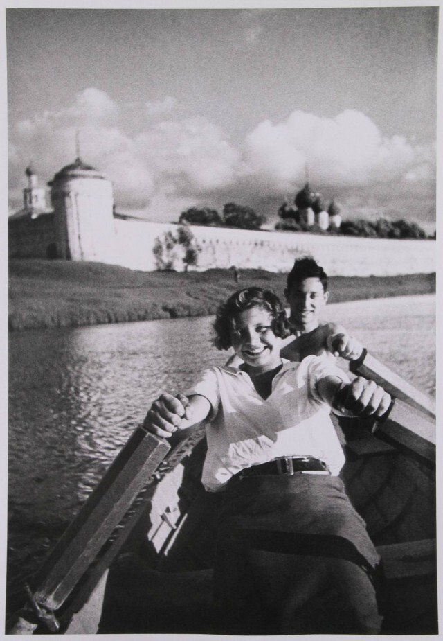 Молодежь гребет вдоль стен Калязинского монастыря. 1932