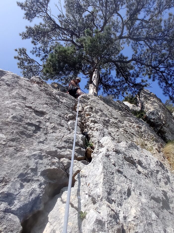 Поворот с правой стороны гребня на вертикальную трещину и подход к станции R3