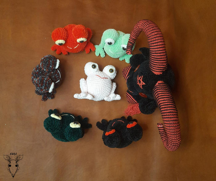 Игрушки вдохновлены песней "Лягушки и Сатана" группы Братство бобра.