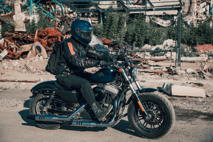 тут за мной, кстати, небезызвестный завод "Азовсталь"