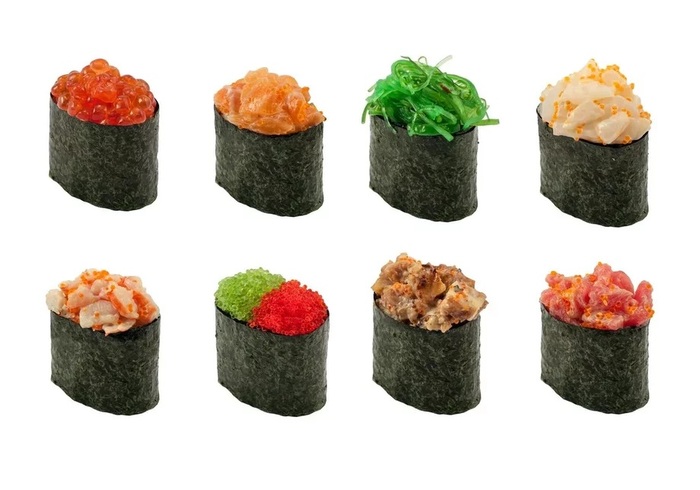 Гункан-маки (гунканмаки, гунканы, кораблики) в переводе означает «Военный корабль». Суши готовятся оригинальным образом: на спрессованный ладонями рис овальной формы, обрамленный полоской нори, сверху выкладывается начинка.