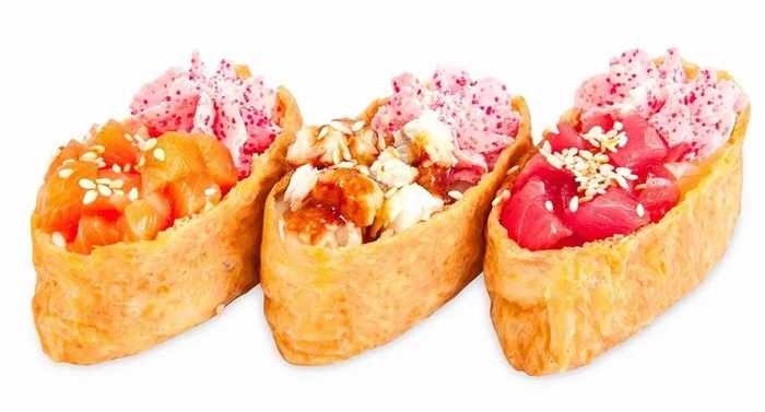 Инаридзуси (инари, набитые суши) – небольшие мешочки из тофу наполненные начинкой. Региональные вариации включают мешочки, сделанные из тонкого омлета (фукаса-дзуси или чакин-дзуси).