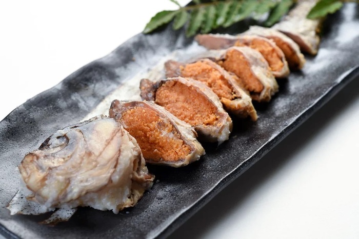 Нарэдзуси – один из самых старых видов суши. Для приготовления нарэдзуси рыбу выдерживают до полугода, что придает блюду пикантность и необычное послевкусие.