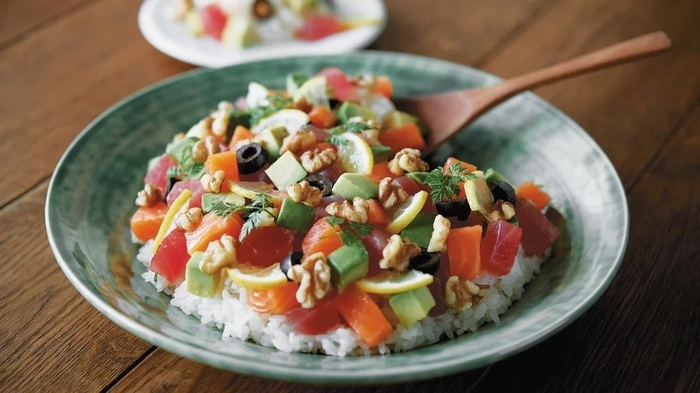 Тирасидзуси – это тарелка, наполненная рисом и различными морепродуктами. Различают два типа подобных тарелок: Эдомаэ тирасидзуси – ингредиенты укладываются поверх риса и Гомокудзуси – ингредиенты смешиваются с рисом.