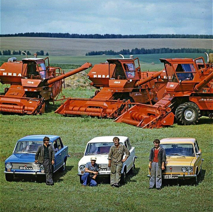 Передовики - комбайнеры совхоза «Бараитский» братья Дубовские, 1982 год