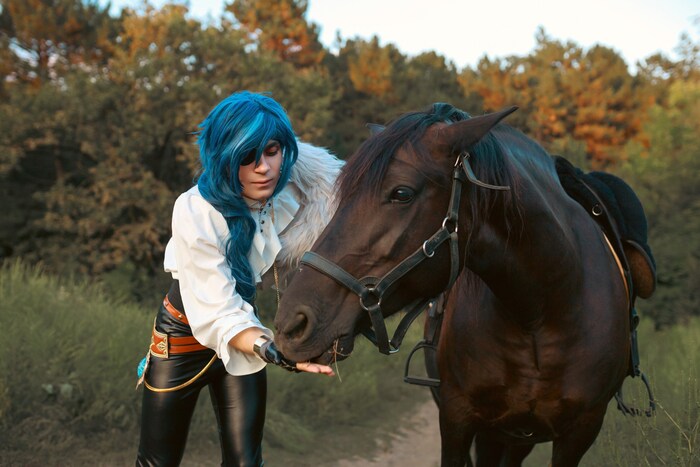 В сценке Кейя пытался найти лошадь, и по счастливой случайности нашел ее на фотосессии