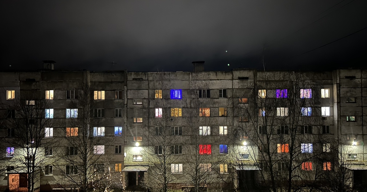 Панельный дом ночью
