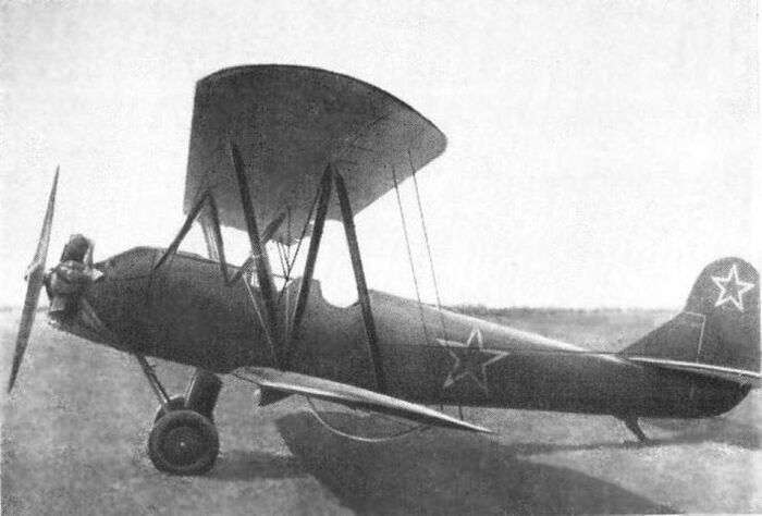 Легкий ночной бомбардировщик По-2. На таких самолетах летали "ночные ведьмы"