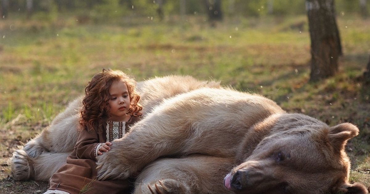 Обними россию. Девушка и медведь. Фотосессия с медведем. Женщина с медвежонком.