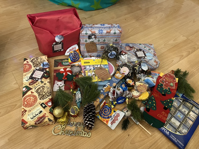 Вон там мягонькая игрушка для кошечки, вот что ее привлекло!)