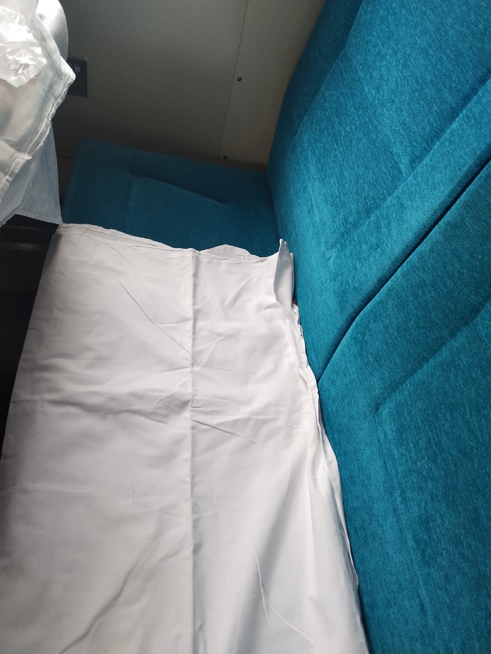 Оказалось , что спинка опускается и там матрац , но мы об этом ещё не знали