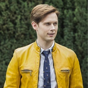 Похож на проводника , ну или проводник похож на него