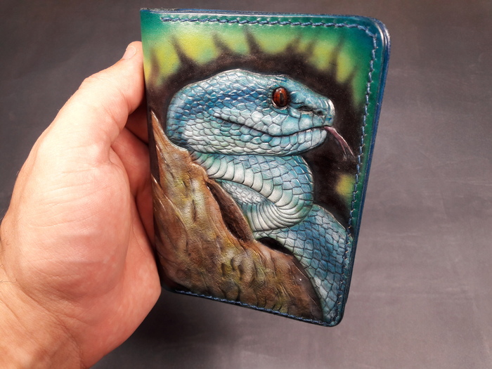 К моменту росписи, если ремень я ещё как то осознанно красил, то на змею мне адекватности видимо не хватило, и на докхолдере тогда появился, не понятный мне сейчас,чёрный ореол..)