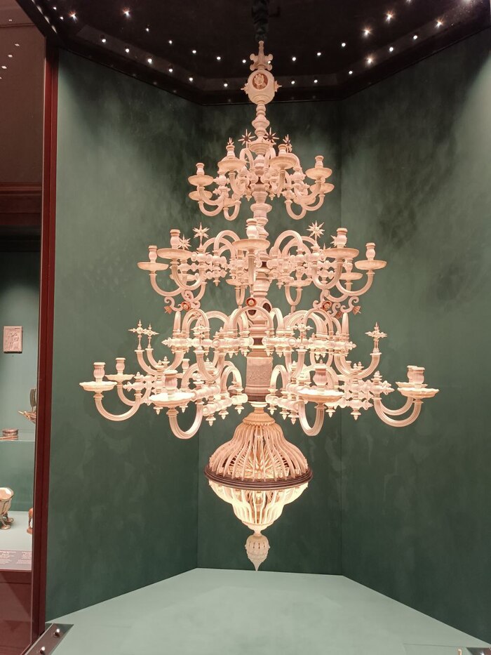 А сколько слоновой кости нужно на такое произведение ? Стало жалко животных ...