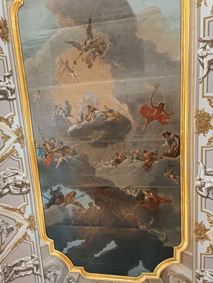 Чуть шею не свернул, а зеркала не было с собой