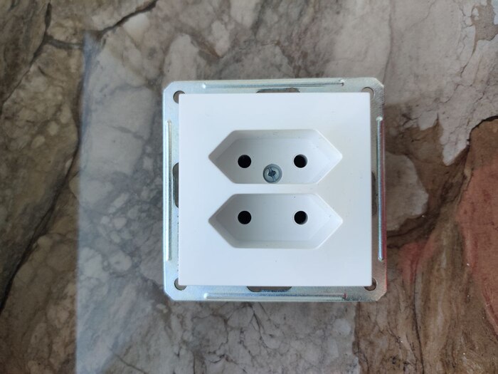 К сожалению такие розетки встречал только в серии Schneider electric W59, и такие сейчас найти сложно. Тем более в белом цвете. Но если нужна компактность и аккуратность это самое то
