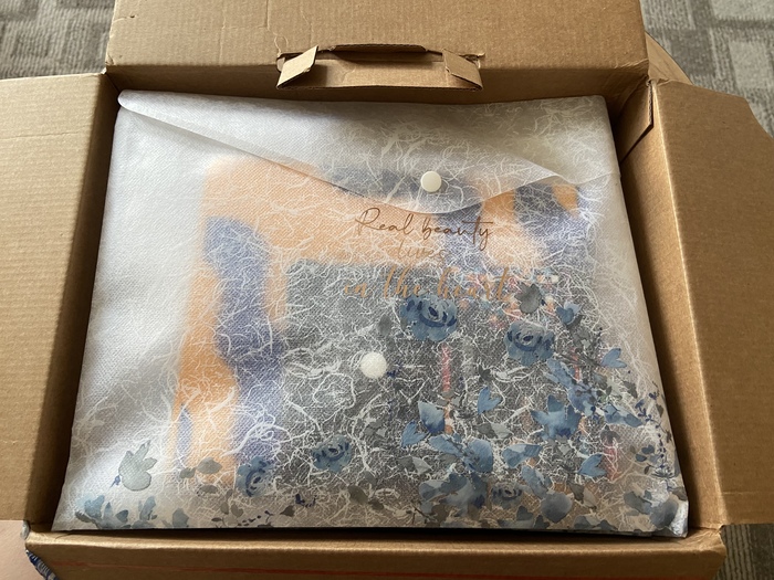 3 января с утра побежала на почту за посылкой .Я была такая счастливая ,когда открыла коробку .Увидела папки и поняла ,что я себя хорошо вела весь год 😍Но по мимо папок ,была ещё коробка 📦