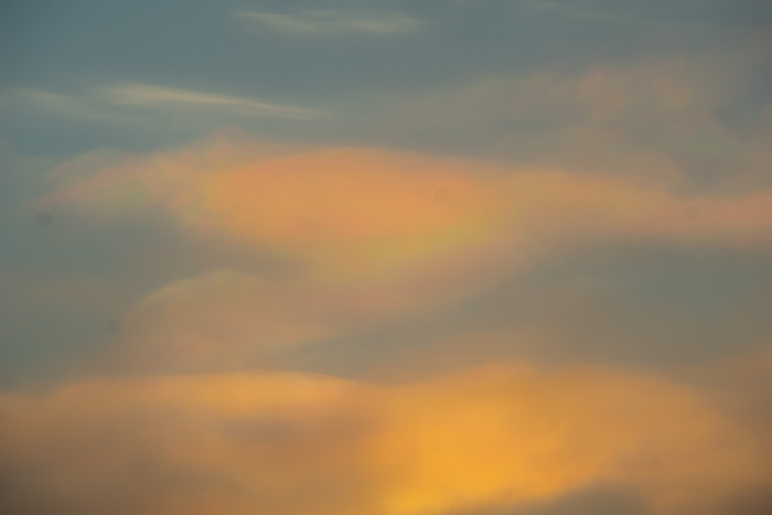 Давно таких облак не видел. Радужные. И в пургу