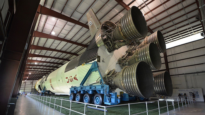 Ракетные двигатели F-1, установленные на ракету Saturn V