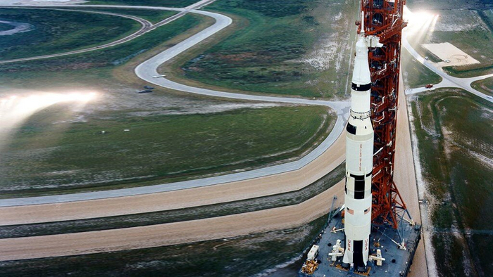 Подготовка к запуску ракеты-носителя Saturn V