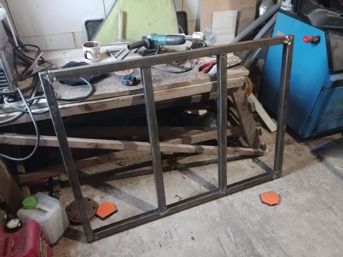 Заметьте.. варил на деревянном верастаке. (по секрету - это козлы, которые я колотил для оштукатуривания стен.. перестарался чуть)