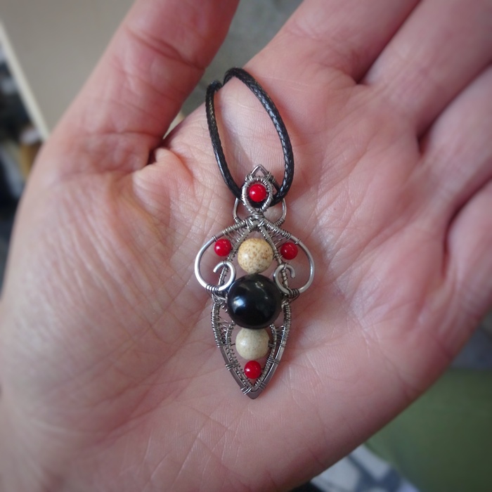 Стальной кулон с обсидианом, яшмой и кораллом