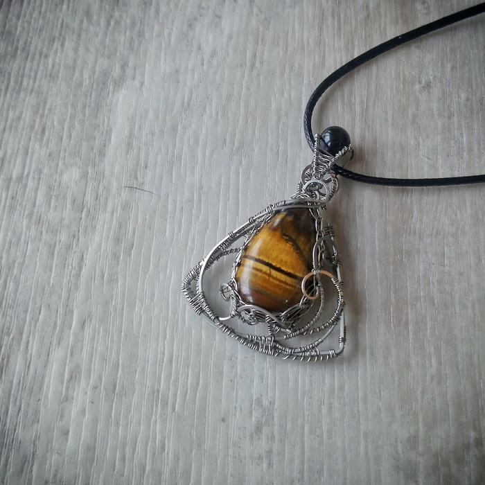 Кулон с тигровым глазом и обсидианом