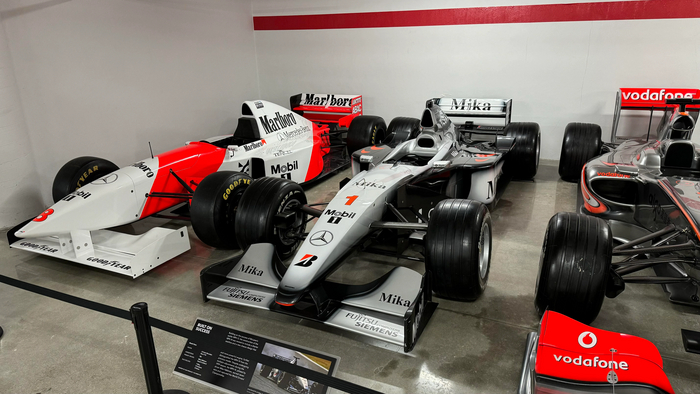 Болиды (слева направо) : McLaren MP4-10, McLaren MP4-14 и McLaren MP4-24