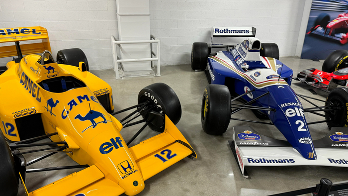 Болиды: Lotus 99T(слева) и Williams FW16(справа)
