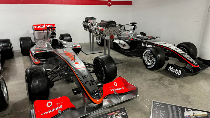 Болиды : McLaren MP4-24(слева) и McLaren MP4-20(справа)