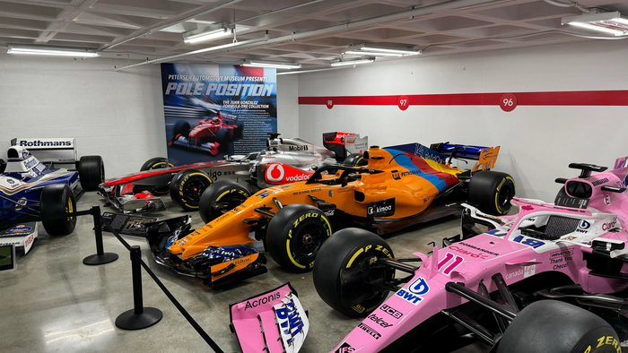 Болиды (слева направо) : McLaren MP4-26, MCL-33 и Racing Point RP20