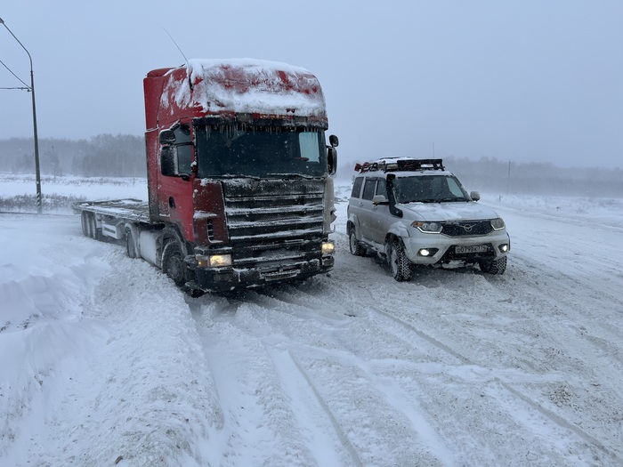 Объезжать приходилось по несуществующей обочине. Снега там по пороги