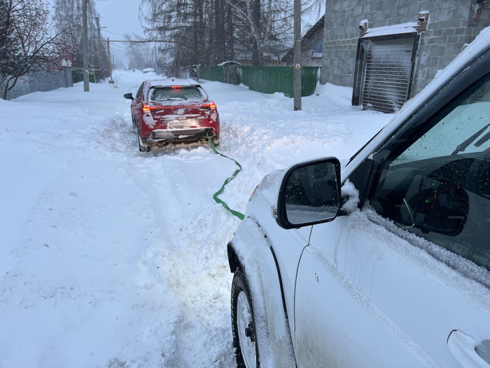 Женщина в Lexus даже не знает где у нее лежит буксировочный болт