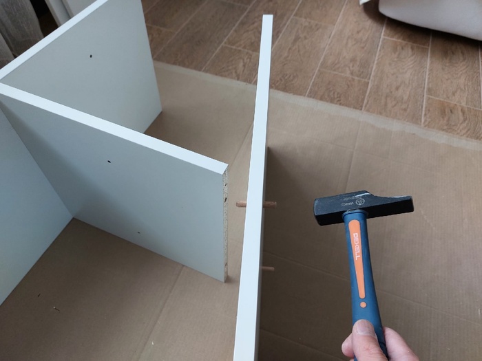 6. Начинаю сборку. Некоторые детали хорошо входят. Некоторые приходится слегка забивать молотком.