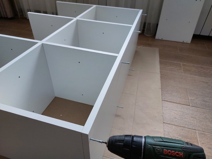 8. Прикручиваю стенку шурупами, использую дрель как шуруповерт.