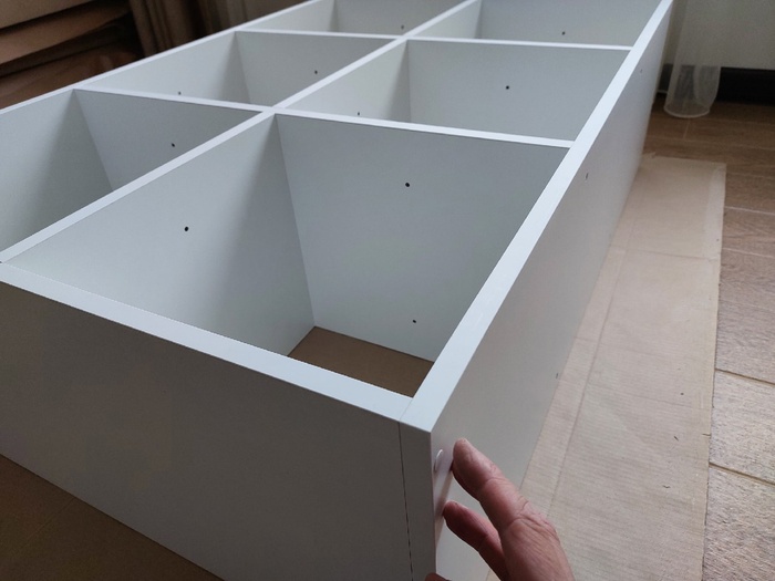 9. В комплекте идут белые наклейки, чтобы скрыть головки шурупов.